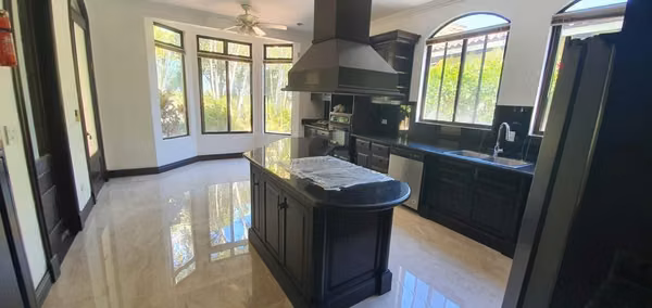 Residencia Colonial de Lujo en Valle del Sol, Santa Ana - 4DOR/3.5BA - 450 m2