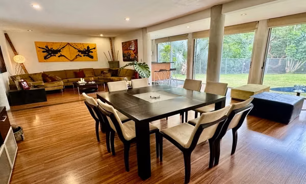 Venta casa en San Ana, Pozos, lindo y amplio jardín dos plantas.