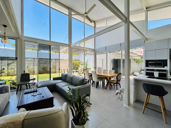 VENTA DE PROPIEDAD CON UNA CASA Y DOS APARTAMENTOS EN LINDORA