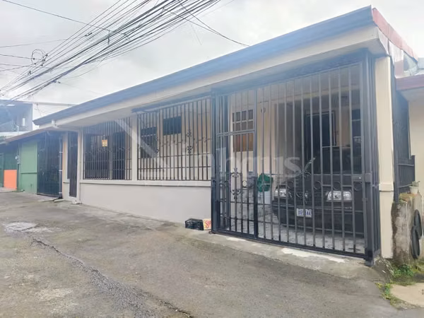 En venta casa de una planta en Calle Fallas, Desamparados.PP