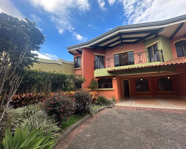 Casa en condominio en La Uruca | 3 hab + oficina | 200 m² | Seguridad y ubicación top