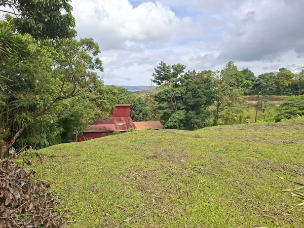 LOTE DE 2,605 M². VISTA AL LAGO. PLANO. ZONA DE ALTA PLUSVALIA.