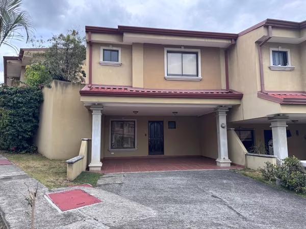 Venta de casa en condominio San Marino con Amplio Patio