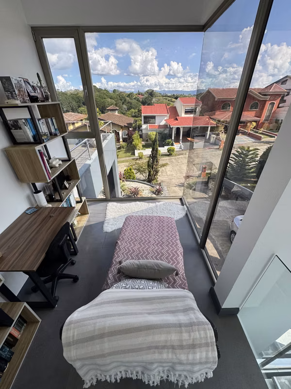 En Venta residencia contemporánea con espacios integrados, área social independiente y rooftop.