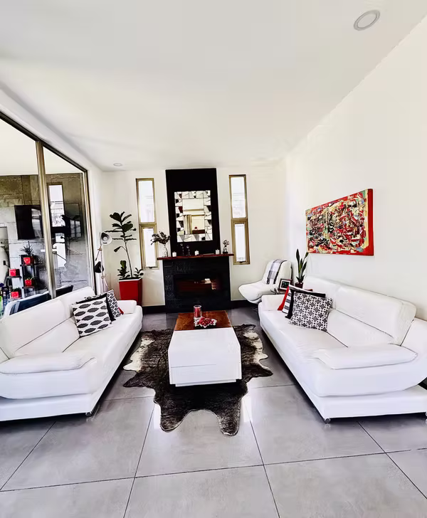 En Venta residencia contemporánea con espacios integrados, área social independiente y rooftop.