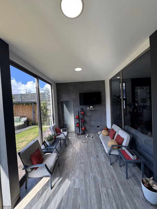 En Venta residencia contemporánea con espacios integrados, área social independiente y rooftop.
