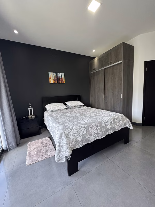 En Venta residencia contemporánea con espacios integrados, área social independiente y rooftop.