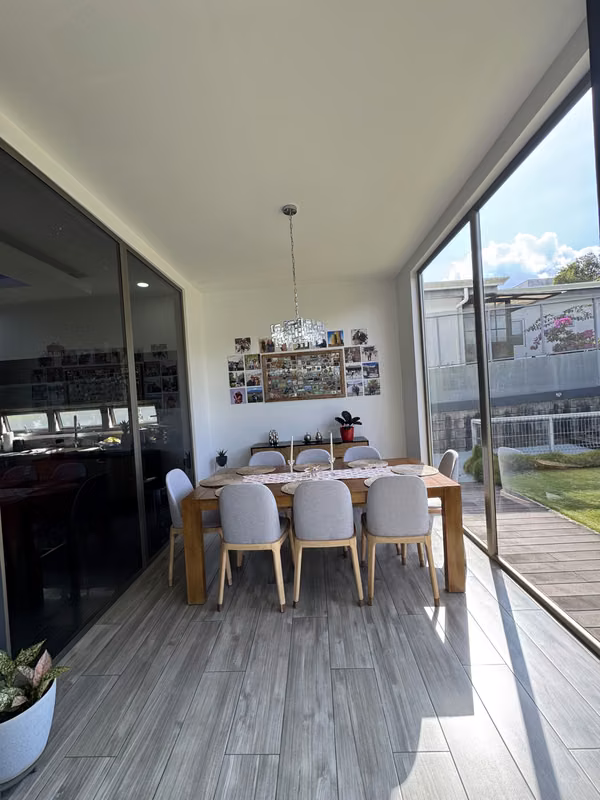 En Venta residencia contemporánea con espacios integrados, área social independiente y rooftop.