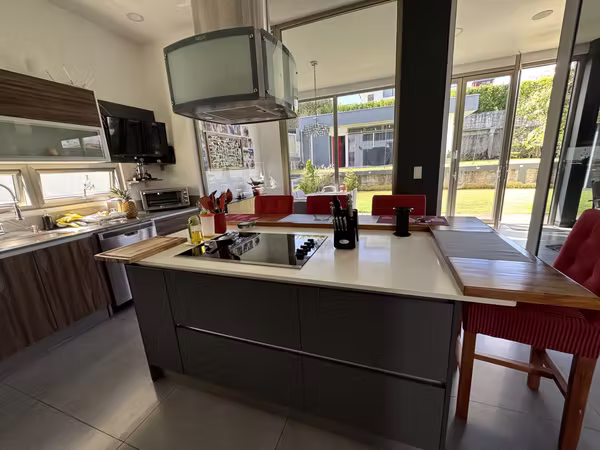 En Venta residencia contemporánea con espacios integrados, área social independiente y rooftop.