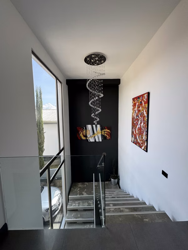 En Venta residencia contemporánea con espacios integrados, área social independiente y rooftop.