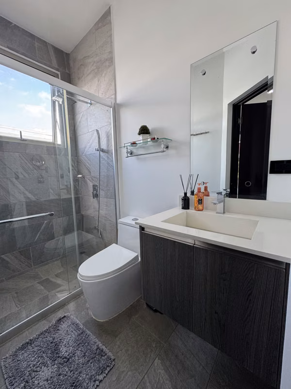 En Venta residencia contemporánea con espacios integrados, área social independiente y rooftop.