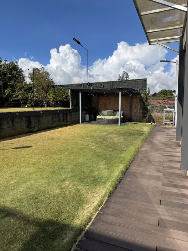 En Venta residencia contemporánea con espacios integrados, área social independiente y rooftop.