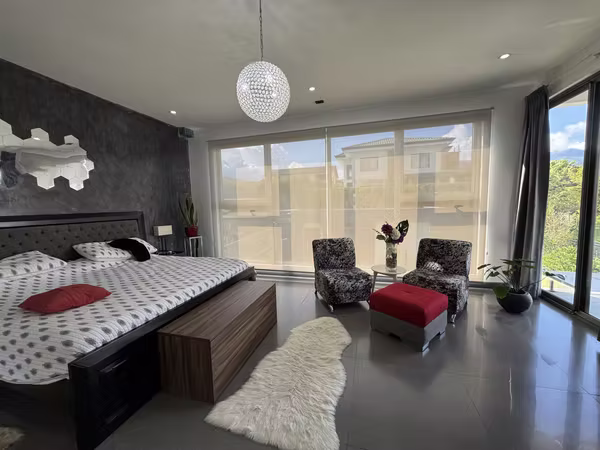 En Venta residencia contemporánea con espacios integrados, área social independiente y rooftop.