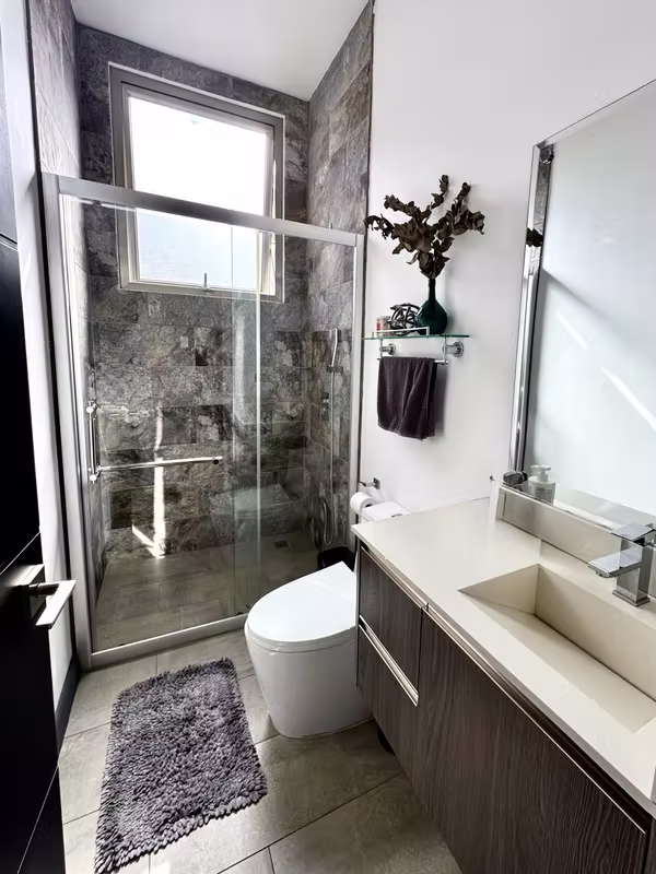 En Venta residencia contemporánea con espacios integrados, área social independiente y rooftop.