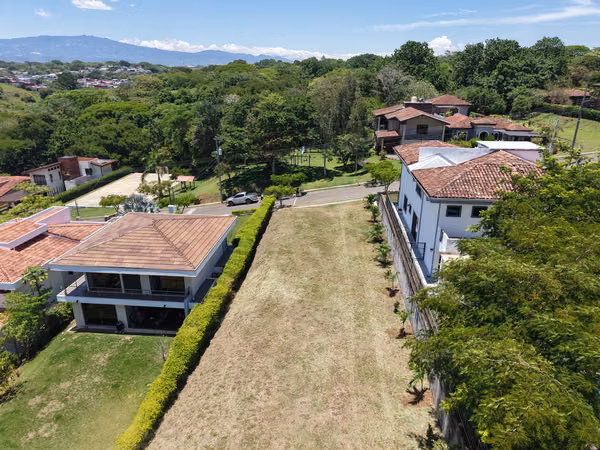 SE VENDE AMPLIO y PLANO LOTE CON VISTAS A LA MONTAÑA EN CONDOMINIO