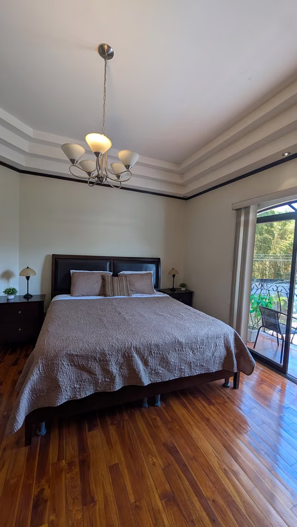 Se vende casa de dos pisos en Lomas de Ayarco -Curridabat