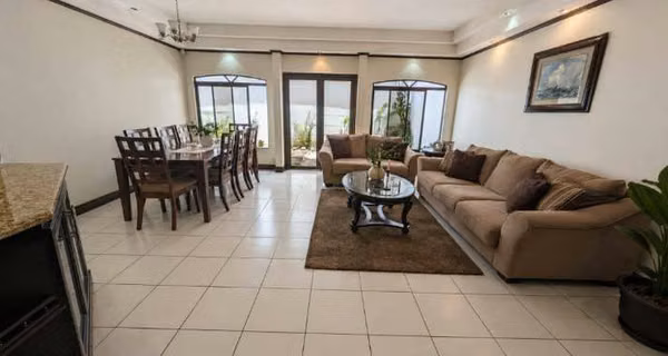 Se vende casa de dos pisos en Lomas de Ayarco -Curridabat