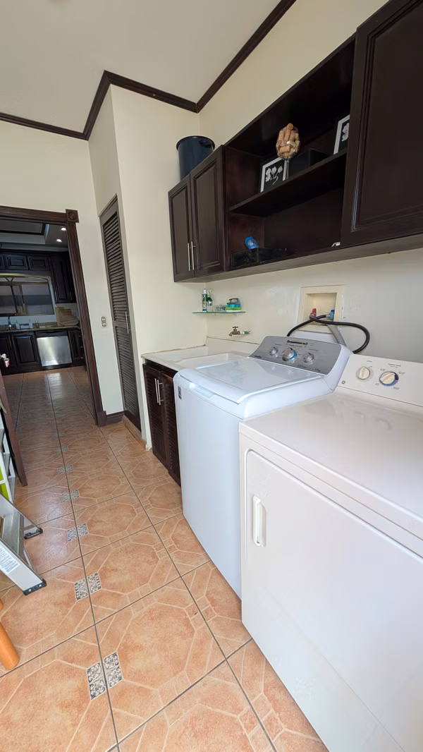 Se vende casa de dos pisos en Lomas de Ayarco -Curridabat