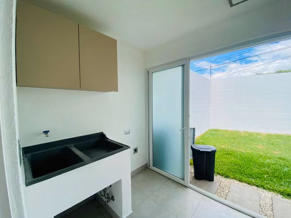 ALQUILER DE CASA EN CONDOMINIO EN SOURCE LIVING, GUACHIPELIN DE ESCAZÚ*