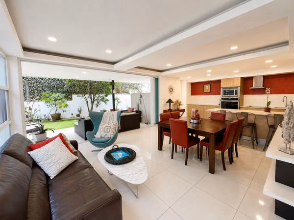 Casa en Venta en Santa Ana | Jardín Privado | 3 Niveles | Cerca de Ruta 27 y Forum