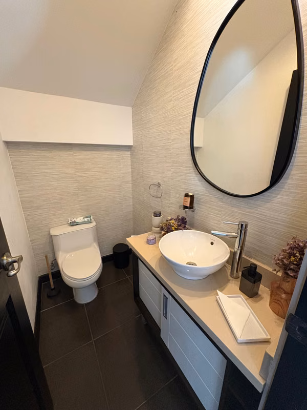 SANTA ANA! MODERNA CASA DE 4 HAB/3.5 BAÑOS/2 PARQUEOS
