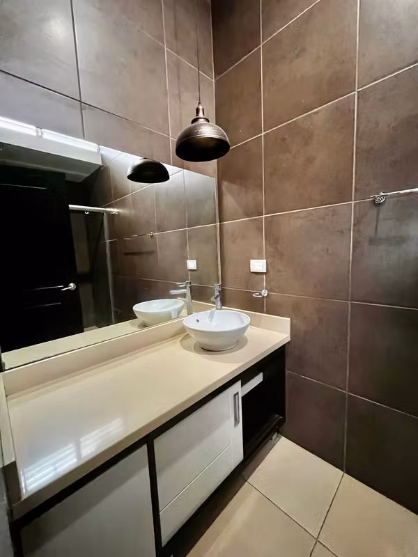 SANTA ANA! MODERNA CASA DE 4 HAB/3.5 BAÑOS/2 PARQUEOS