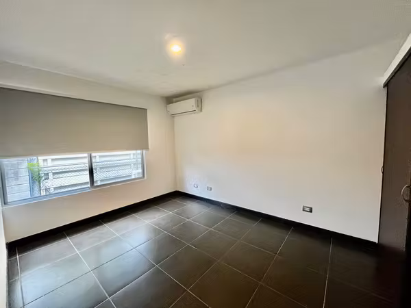 SANTA ANA! MODERNA CASA DE 4 HAB/3.5 BAÑOS/2 PARQUEOS