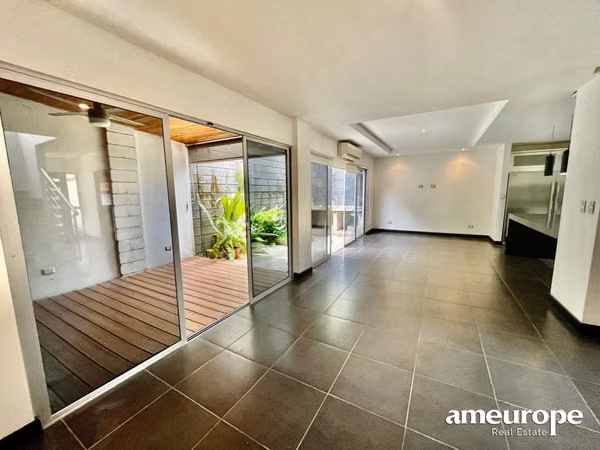 SANTA ANA! MODERNA CASA DE 4 HAB/3.5 BAÑOS/2 PARQUEOS