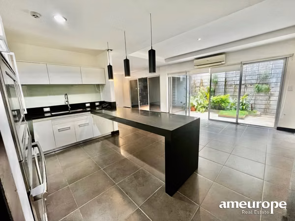 SANTA ANA! MODERNA CASA DE 4 HAB/3.5 BAÑOS/2 PARQUEOS