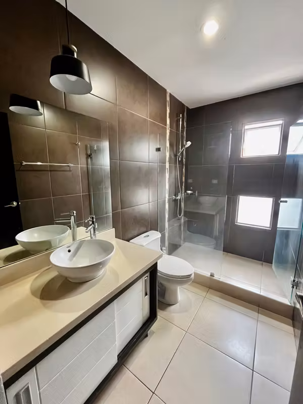 SANTA ANA! MODERNA CASA DE 4 HAB/3.5 BAÑOS/2 PARQUEOS