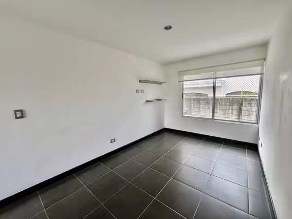 SANTA ANA! MODERNA CASA DE 4 HAB/3.5 BAÑOS/2 PARQUEOS