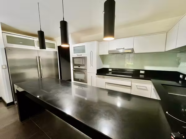 SANTA ANA! MODERNA CASA DE 4 HAB/3.5 BAÑOS/2 PARQUEOS