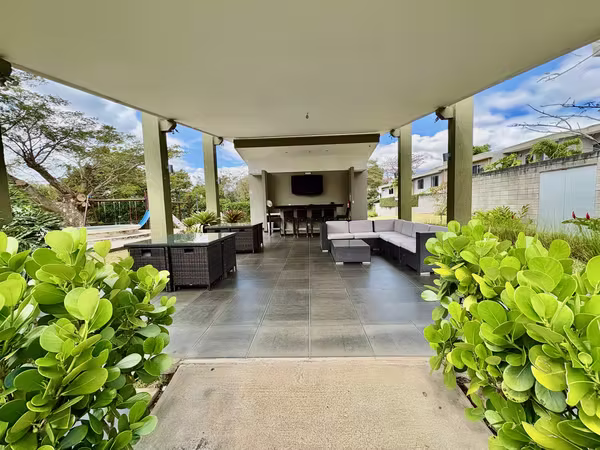 SANTA ANA! MODERNA CASA DE 4 HAB/3.5 BAÑOS/2 PARQUEOS