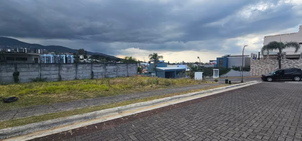 Amplio lote esquinero en Rivergrand con excelentes vistas
