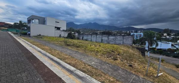 Amplio lote esquinero en Rivergrand con excelentes vistas