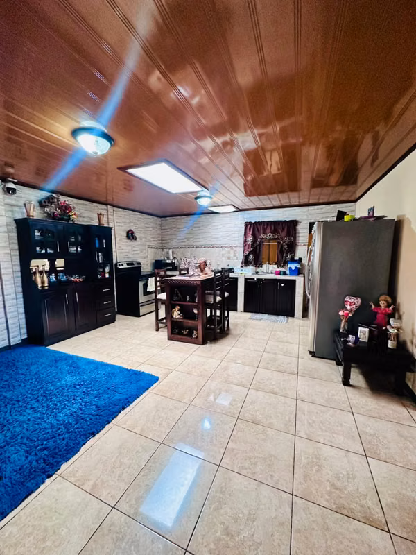 Venta de amplia casa en Guadalupe de Cartago.