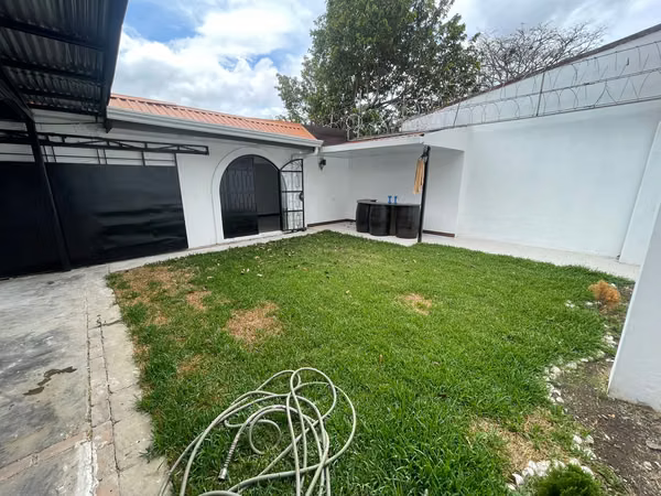 SE VENDE CASA DE UNA PLANTA EN ROHRMOSER