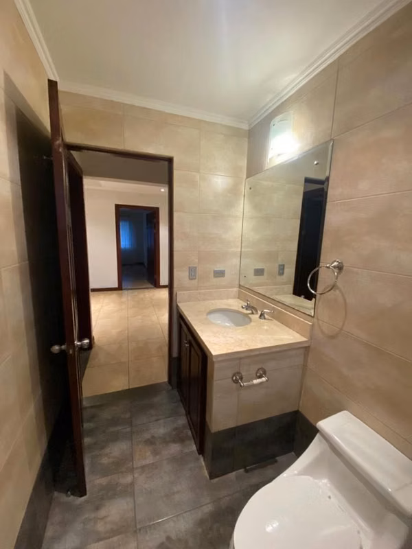 Santa Ana Hermosa Casa en Condo Con excelentes acabados y mantenimiento