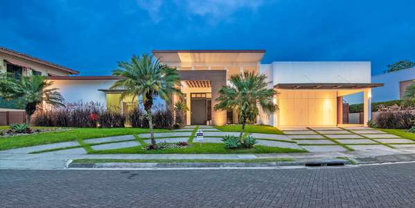 Home 4BR in Santa Ana Hacienda del Sol - Modern Single Level - Garden