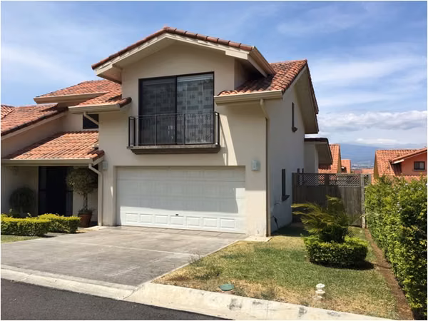 VENTA  DE EXCLUSIVA CASA EN CONDOMINIO EN PIEDADES DE  SANTA ANA