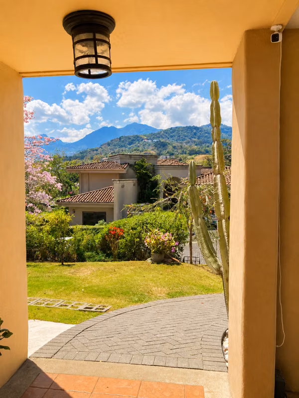 Tu hogar! Vista al valleAmanecer y atardeceresUn solo nivelSegura ! Vivir bonito? Esta esCerro real