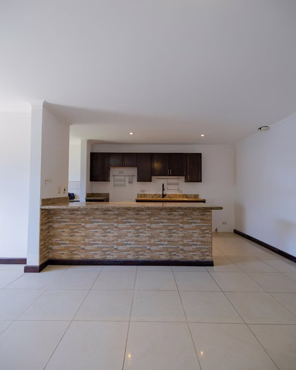 Venta de casa de una planta, con jardín y patio - Curridabat RH