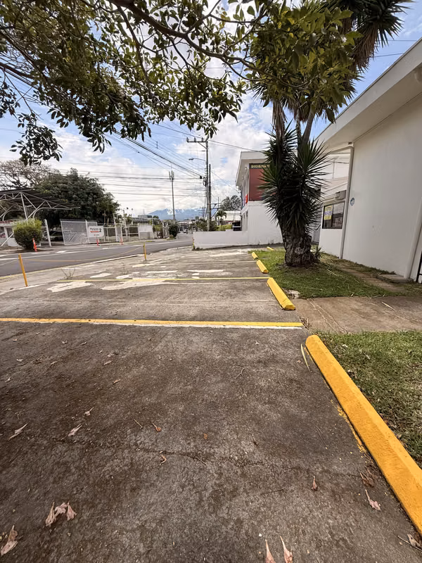 Se Alquila Oficinas/acomercio  Zapote cerca de La U Veritas
