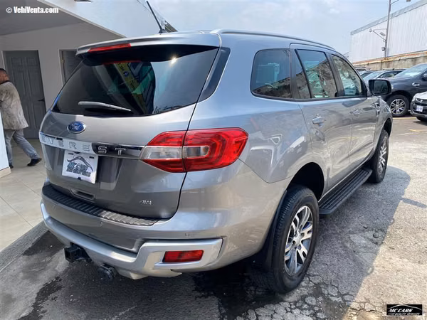 FORD EVEREST 2022 AUTOMÁTICA DIESEL PLATEADO