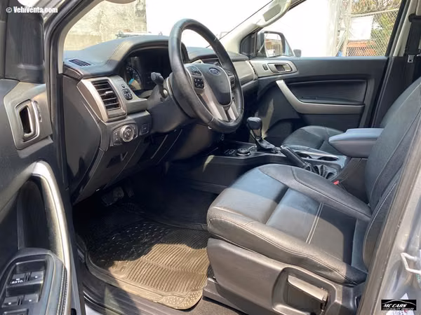 FORD EVEREST 2022 AUTOMÁTICA DIESEL PLATEADO