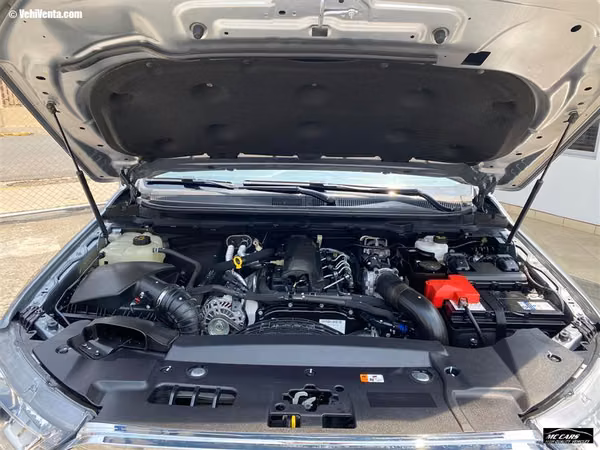FORD EVEREST 2022 AUTOMÁTICA DIESEL PLATEADO