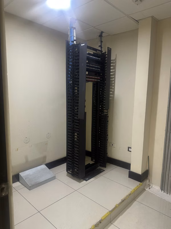 Se vende  edificio para Oficina o comercio en perfectas condiciones en San José