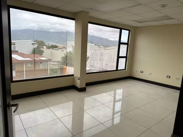Se vende  edificio para Oficina o comercio en perfectas condiciones en San José