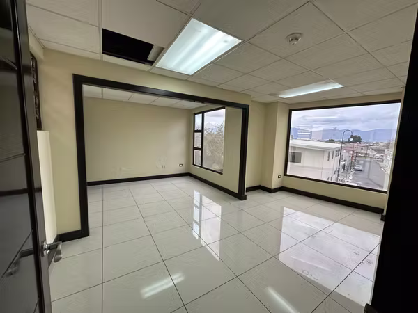 Se vende  edificio para Oficina o comercio en perfectas condiciones en San José