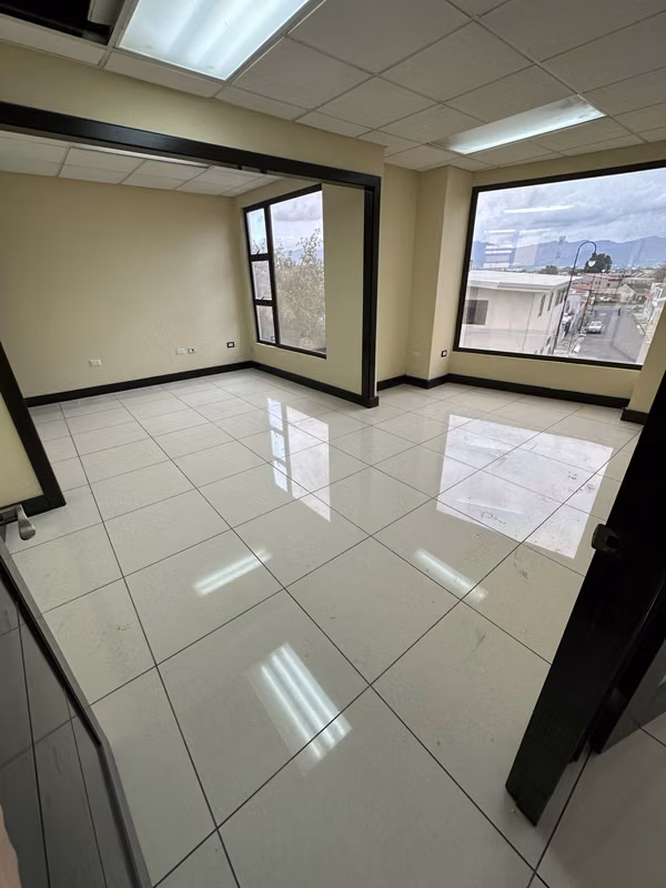 Se vende  edificio para Oficina o comercio en perfectas condiciones en San José